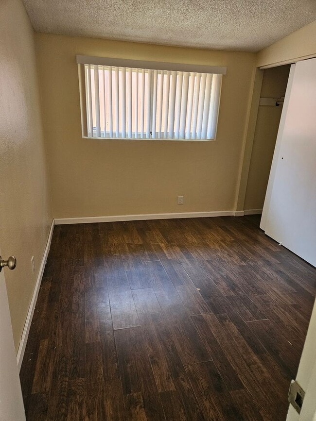 Building Photo - Large 3 Bedroom 2 Bath House