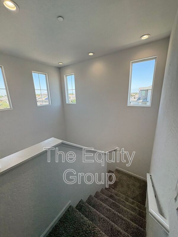 Building Photo - 1105 W Sedona Ave