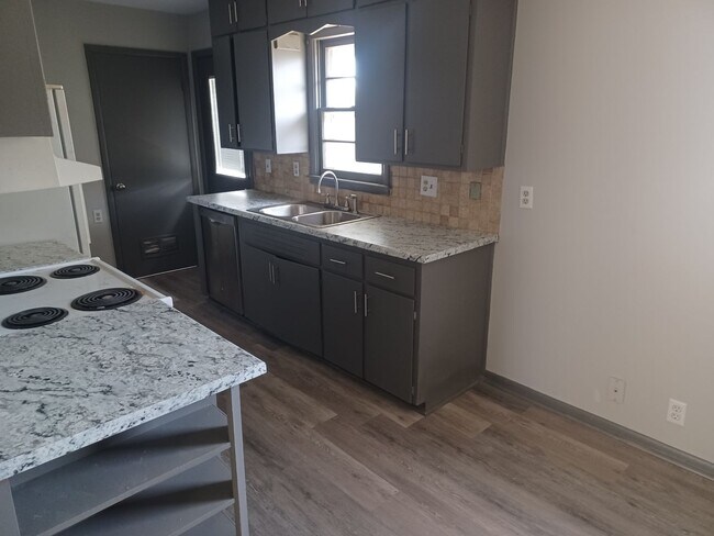 Building Photo - South Side 3 Bed 1 bath Home with Garage