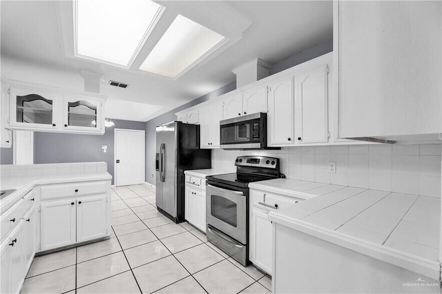 Building Photo - 4621 W Maple Ave