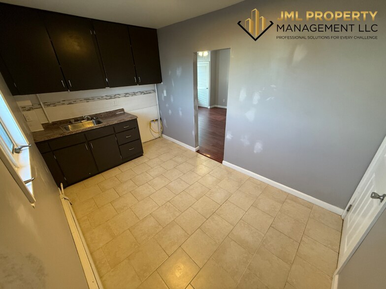 Building Photo - 834 Eastern Ave