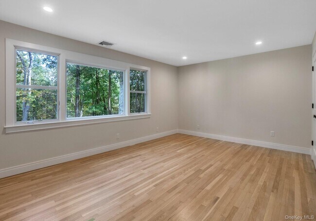 Building Photo - 6 Fox Ridge Rd