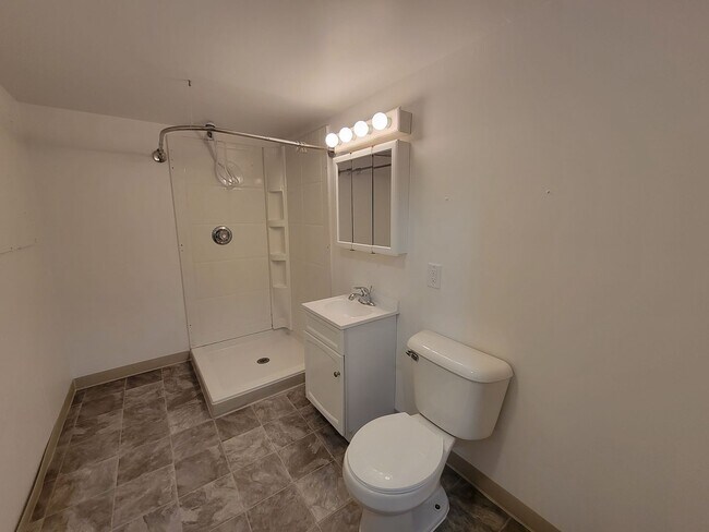 Building Photo - 3 Bed 2 Bath House