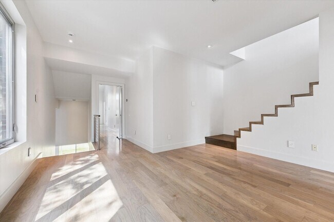 Building Photo - 1222 Marconi St