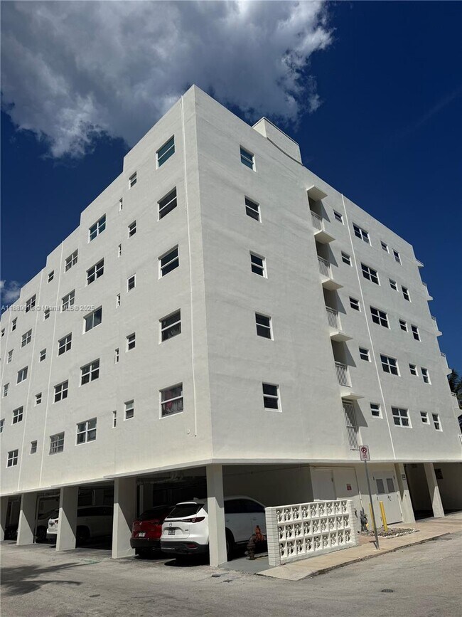 Building Photo - 901 S Surf Rd