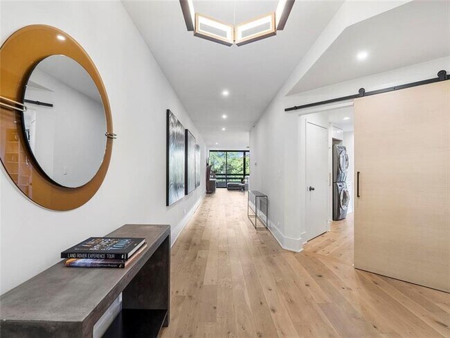 Building Photo - 2660 Peachtree Rd NW