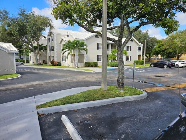 Building Photo - 2880 N Oakland Forest Dr