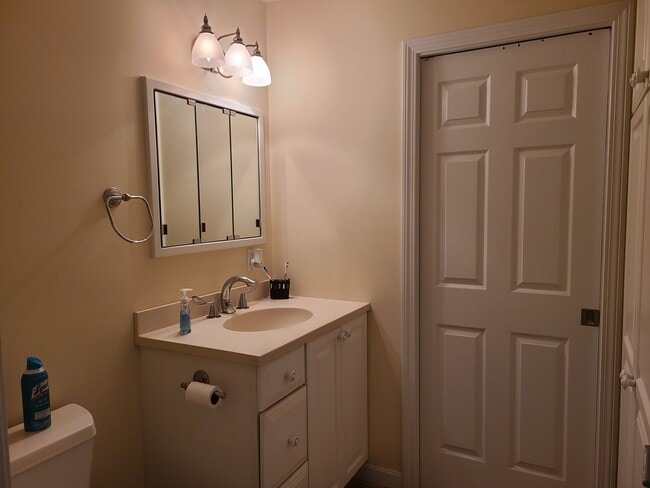 Building Photo - Beautiful 3 Bedroom House - Cozy Up This W...