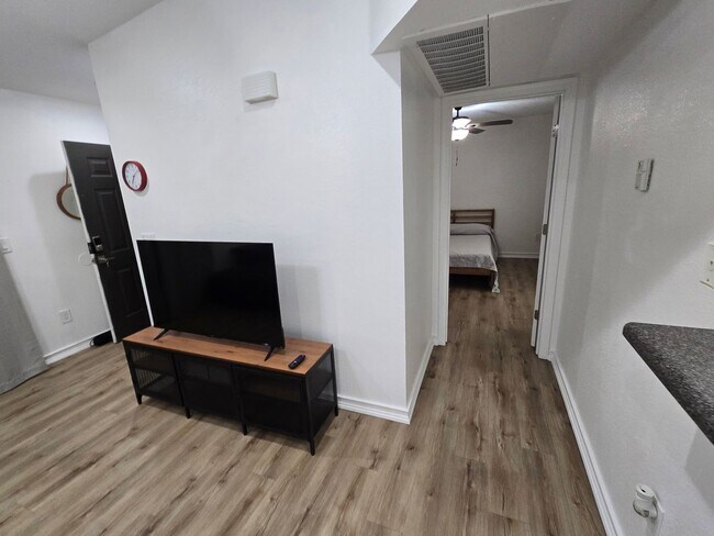 Building Photo - West-Flagstaff Condo in the Arbors - 2 Bed, 2 Bath - Students OK! 1 Sm. Pet OK! Avail. July 10th!!