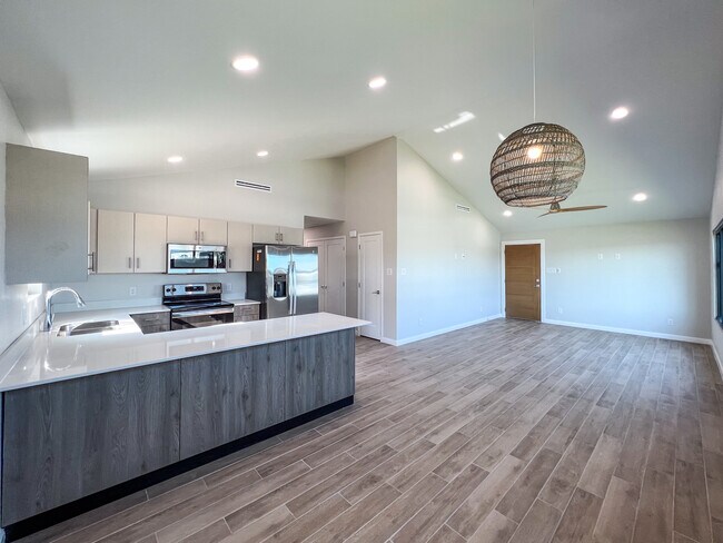 Building Photo - 1400 E Iris Ave