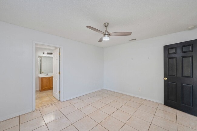 Building Photo - North Crestview Home!