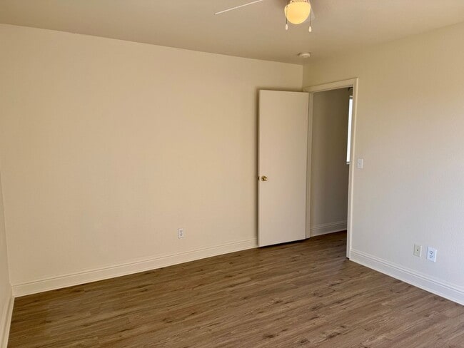 Building Photo - Newly Updated 3 Bedroom 2 1/2 Bath North M...