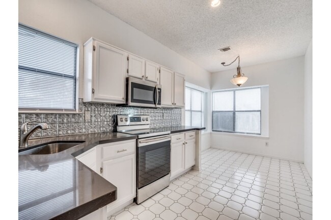 Building Photo - 6501 Topaz Dr