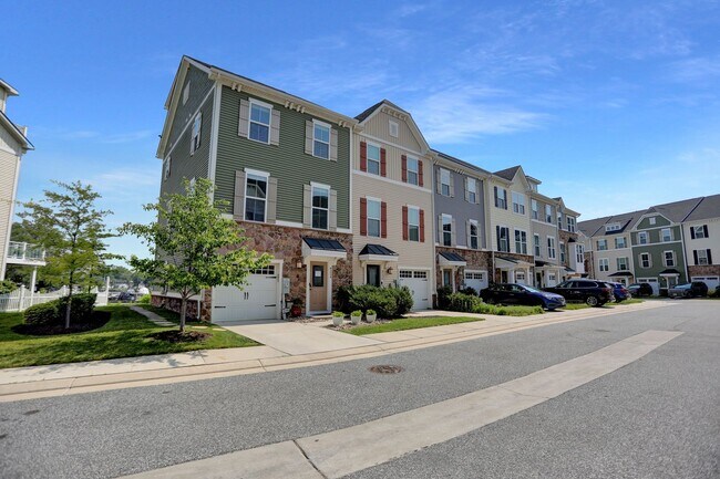 Building Photo - Stunning Townhome with Water Views!