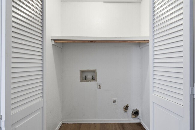 Building Photo - 6518/6520 E 90th St Duplex