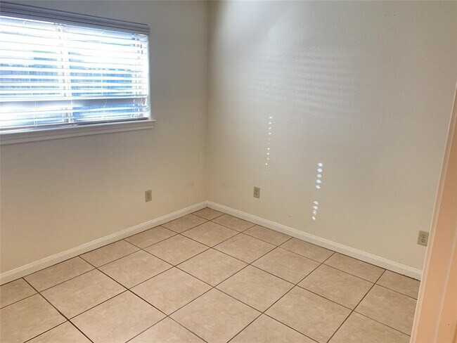 Building Photo - 814 Mobile Dr