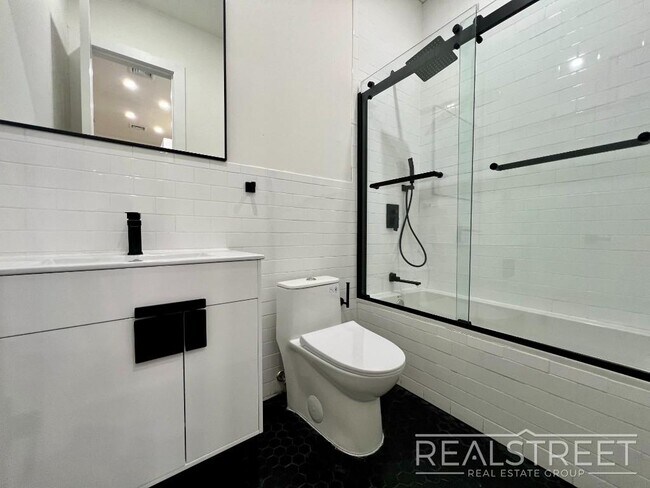 Building Photo - Marconi Place
