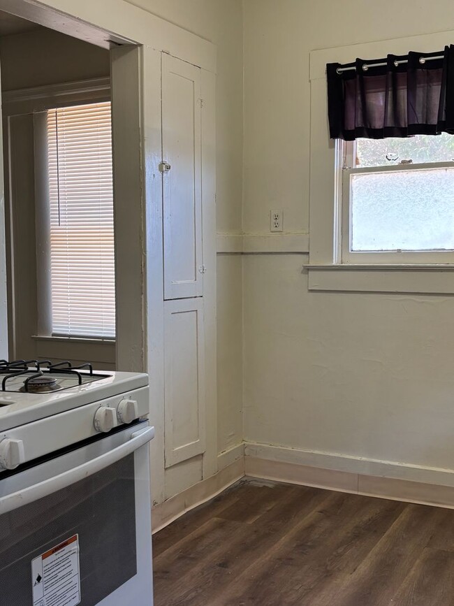 Building Photo - Affordable 1 bedroom 1 bathroom home on Marks and McKinley.