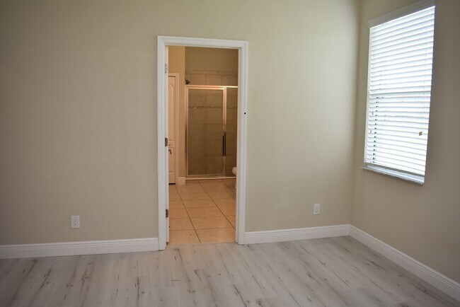 Building Photo - 5060 Creekside Park Ave