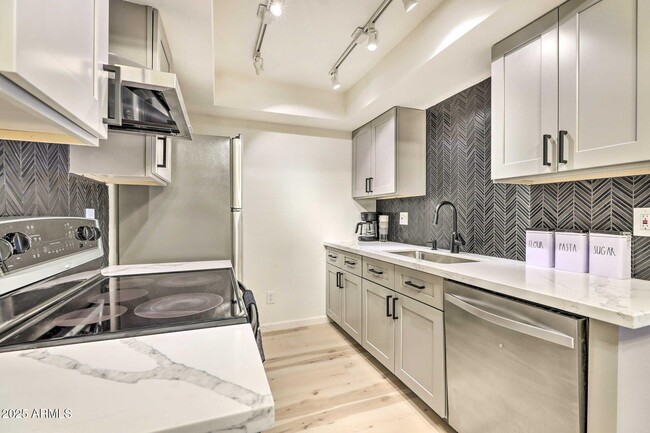 Building Photo - 726 S Nebraska St