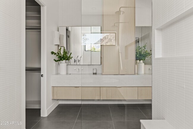 Building Photo - 5156 N 45th Pl