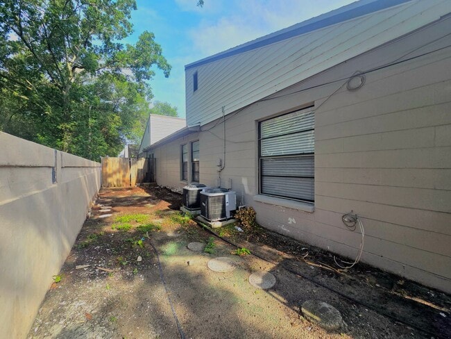 Building Photo - 1902 Crystal Grove Dr