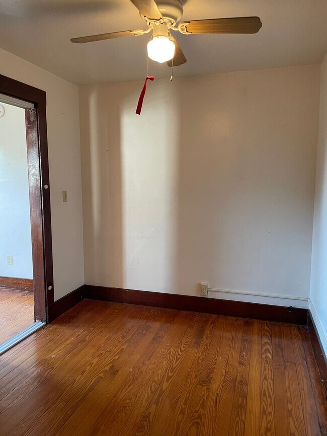 Building Photo - 2BR/1BA, WD Hookups, Parking!