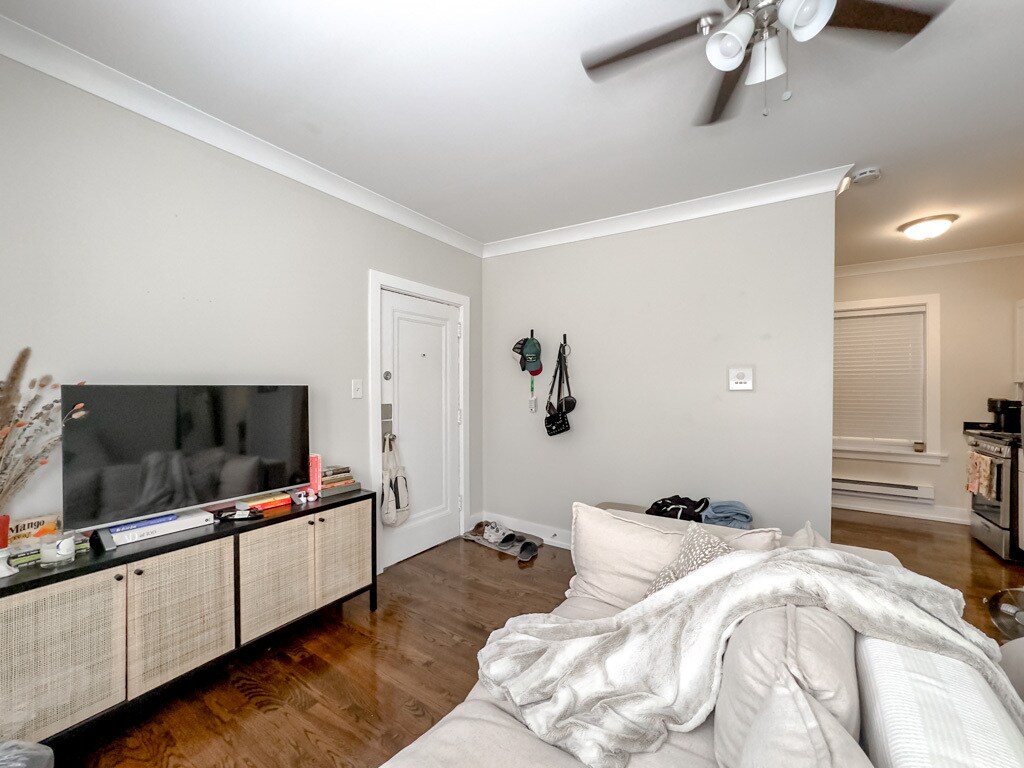 Building Photo - 648 W Roscoe St