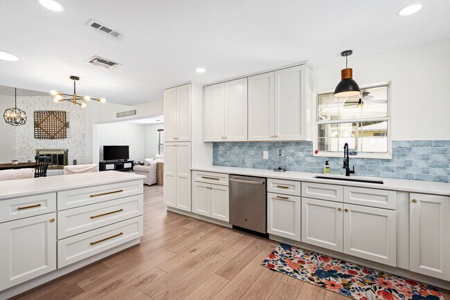 Building Photo - 94 Ivanhoe Dr