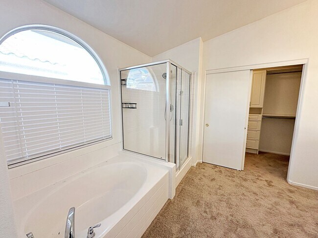 Building Photo - SINGLE STORY HOME WITH CASITA IN GATED COMMUNITY