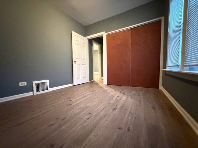 Building Photo - 3BR Single-Family Home with Basement & Off-Street Parking