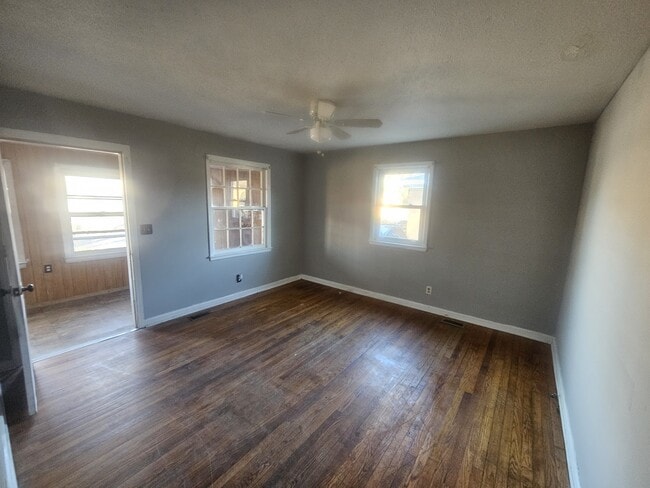 Building Photo - 307 Best St