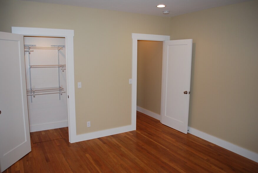 BR 2 - 869 Harding Ave