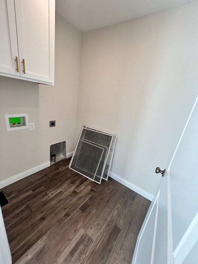 Building Photo - Spectacular newly remodeled home, next to the Square, Franklin, Ky