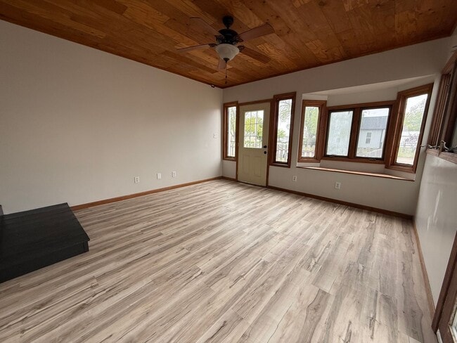 Building Photo - **Move in Ready** 3 bedroom close to downtown!