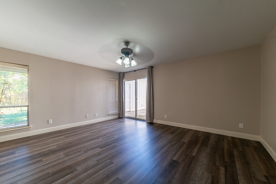 Building Photo - 2709 Forest Grove Dr