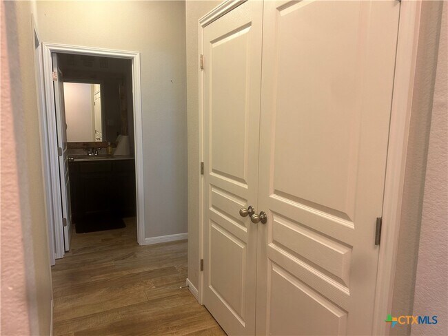 Building Photo - 5623 Blackstone Dr