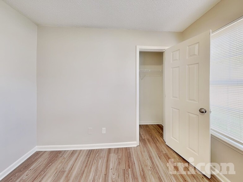 Building Photo - 2736 Daffodil Dr