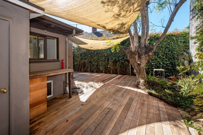 Building Photo - Gorgeously Restored Downtown Home!