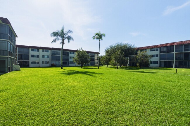 Building Photo - 9420 S Hollybrook Lake Dr