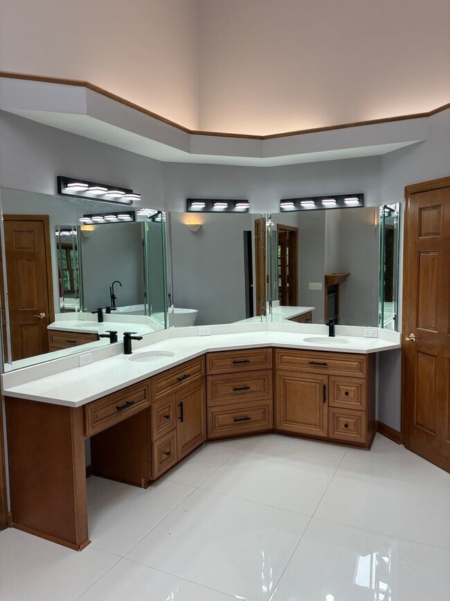 Building Photo - Magnificent 5-Bedroom Private Estate in Bu...
