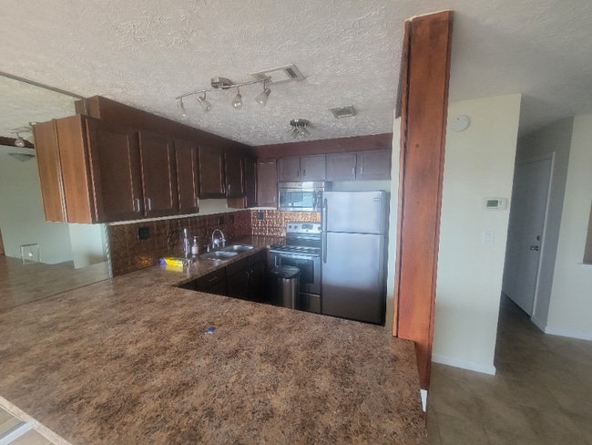 Building Photo - 308 Miracle Strip Pkwy SW
