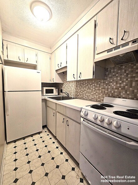 Building Photo - 200 Kelton St