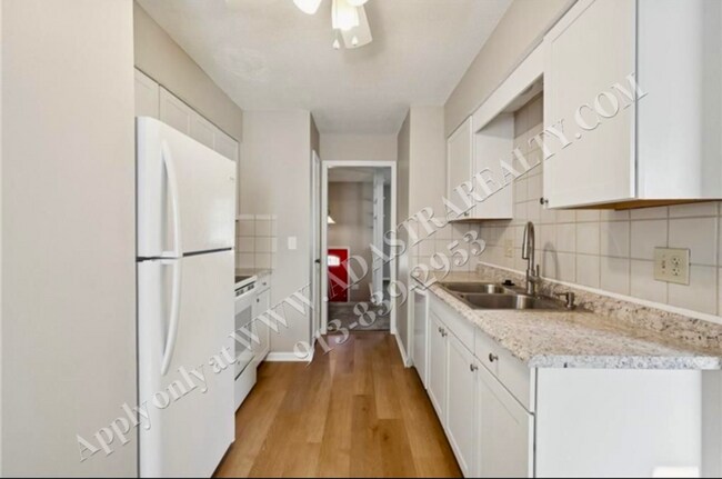 Building Photo - Adorable 3 Bed 2 Bath Duplex in Olathe-Available NOW!!