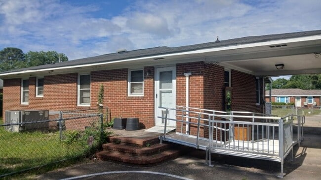 Building Photo - 3 Bed / 1 Bath Available in Lafayette Villiage!