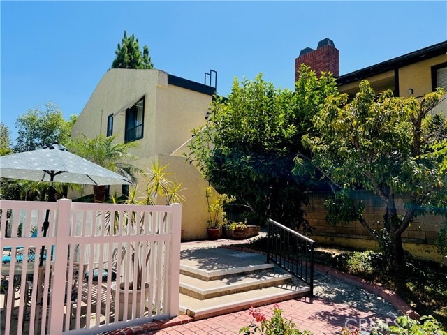 Building Photo - 415 W Duarte Rd