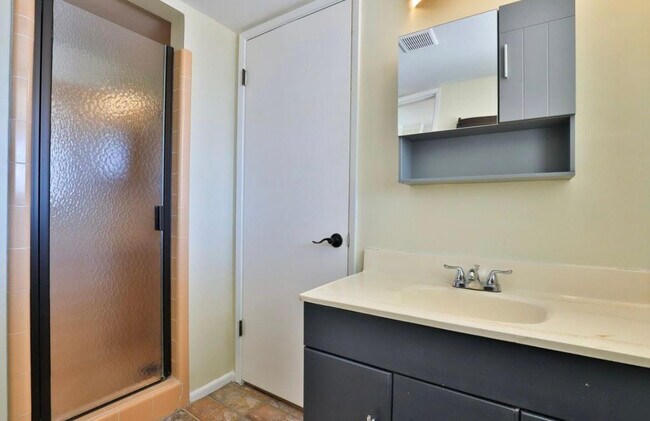 Building Photo - 2421 W Anderson Ave