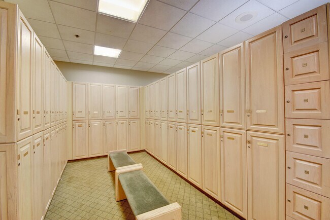 Building Photo - 5673 Fairway Park Dr