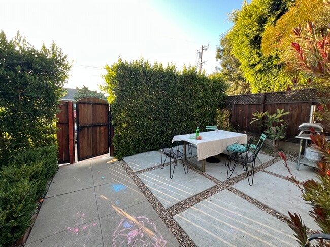 Building Photo - 1618 Micheltorena St