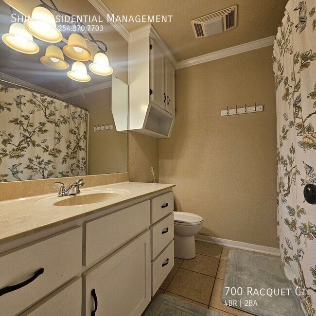 Building Photo - 700 Racquet Ct